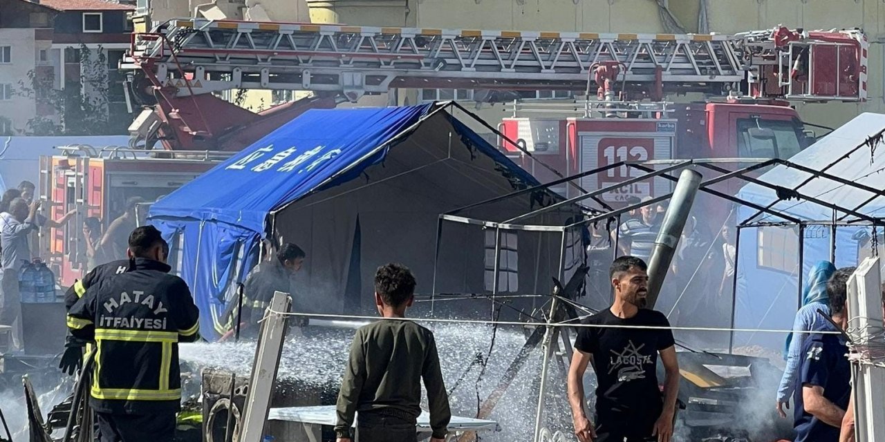 Hatay’da çıkan yangında bazı çadırlar kullanılamaz hale geldi