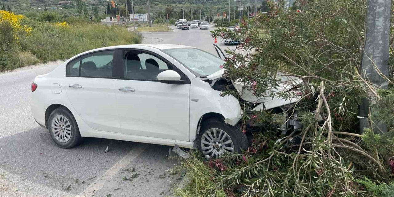 Söke’de lastiği patlayan araç refüjdeki aydınlatma direğine çarparak durabildi