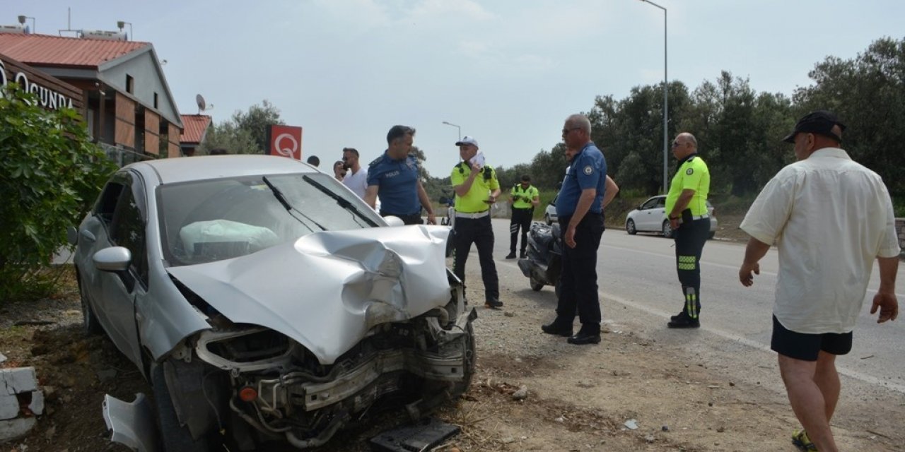 Ayvalık’ta kontrolden çıkan otomobil yayaya çarptı; 2 yaralı