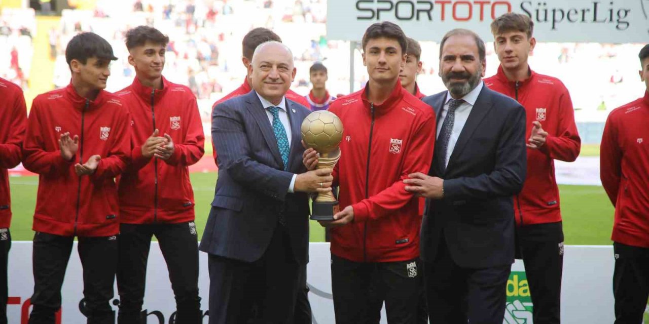 Şampiyonluk kupasını TFF Başkanı Büyükekşi verdi