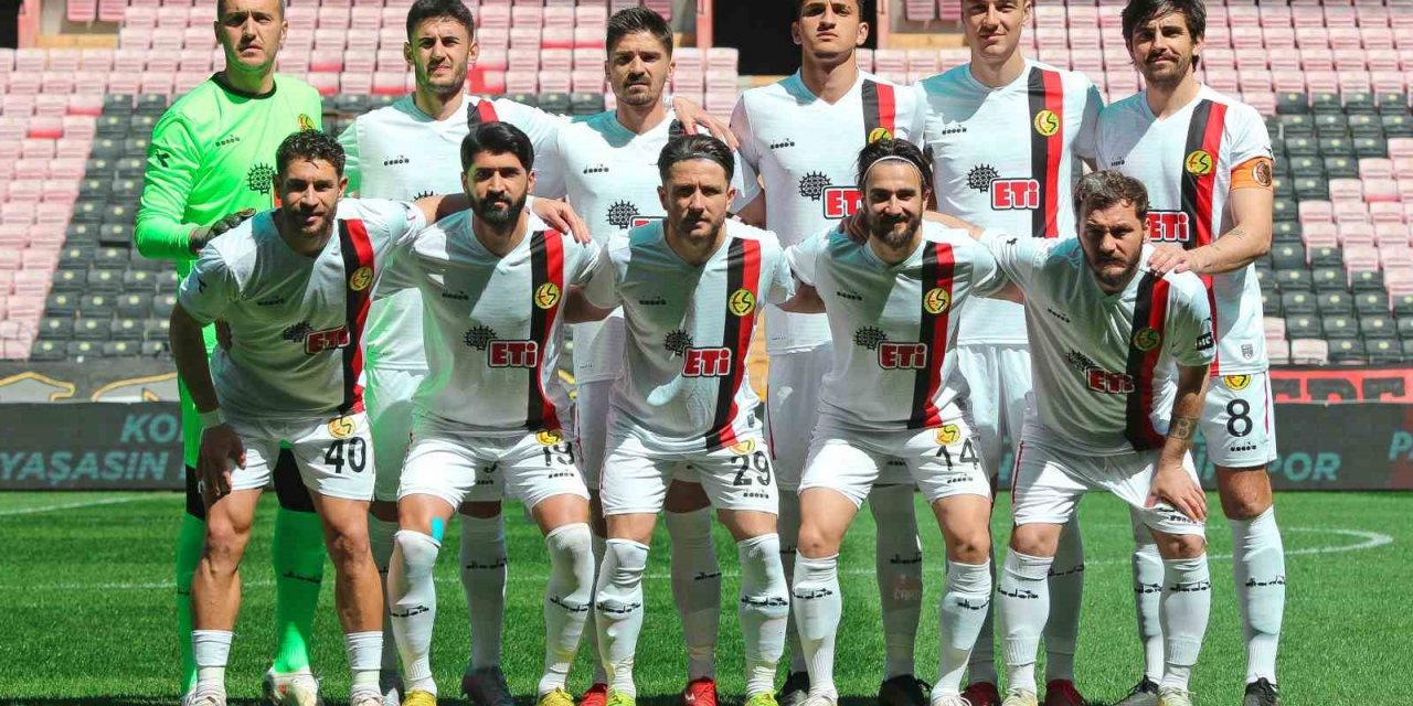 Efsane Eskişehirspor’un amatör lige düşmesiyle taraftarlar büyük üzüntü yaşadı