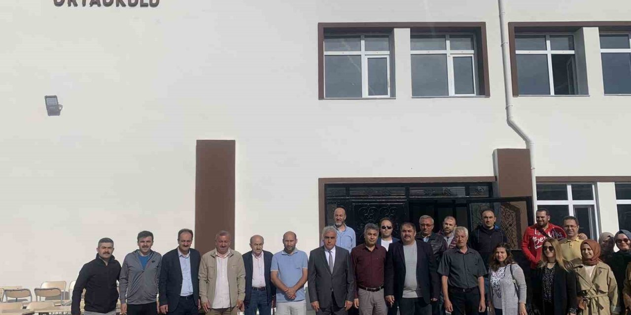 Şehit Öğretmen Şenay Aybüke Yalçın Ortaokulu’nun öğrencileri okullarına geri döndü