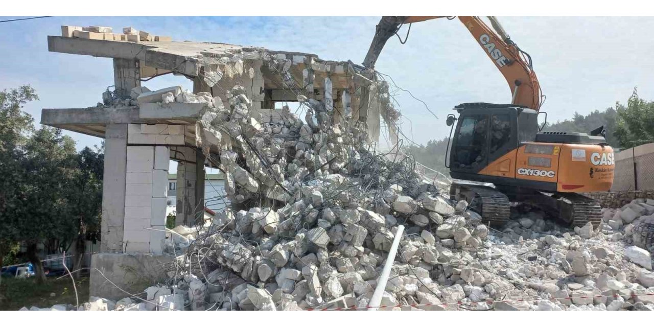 Ortakent-Yahşi sahilindeki son iskele sökülüyor