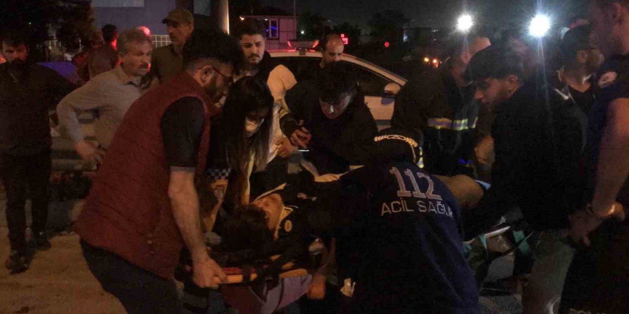 Tıra çarpan otomobilde sıkışan 4 yaralıyı itfaiye kurtardı