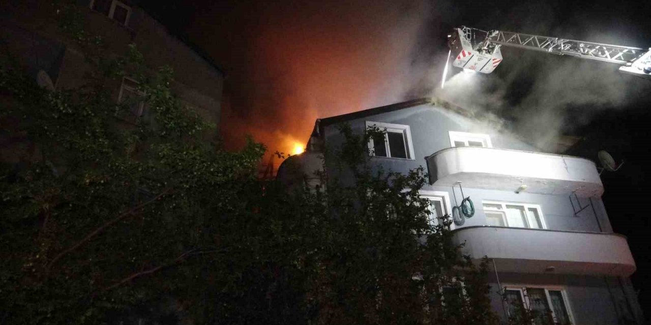 Kocaeli’de 4 katlı apartmanın çatısını alevler sardı