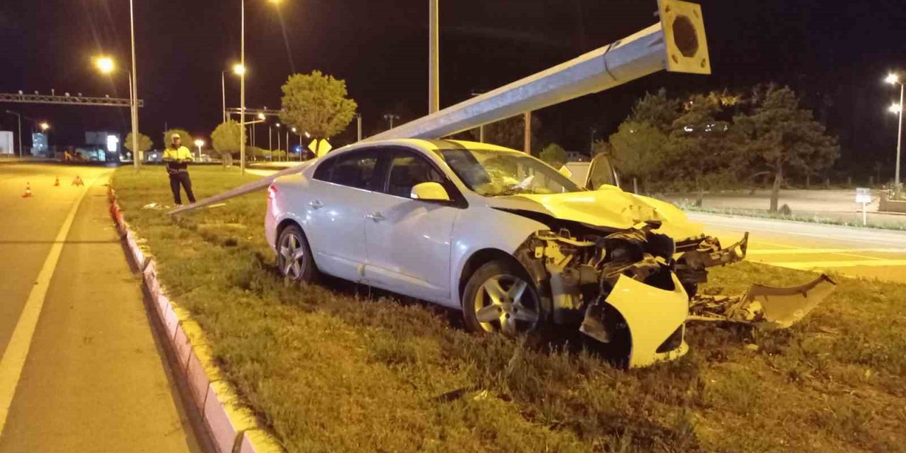 Kontrolden çıkan otomobil aydınlatma direğini devirdi: 1 yaralı