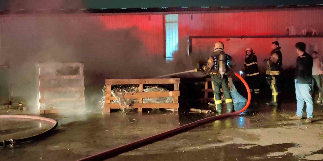 Duş kabini üreten fabrikada atık malzeme yangını