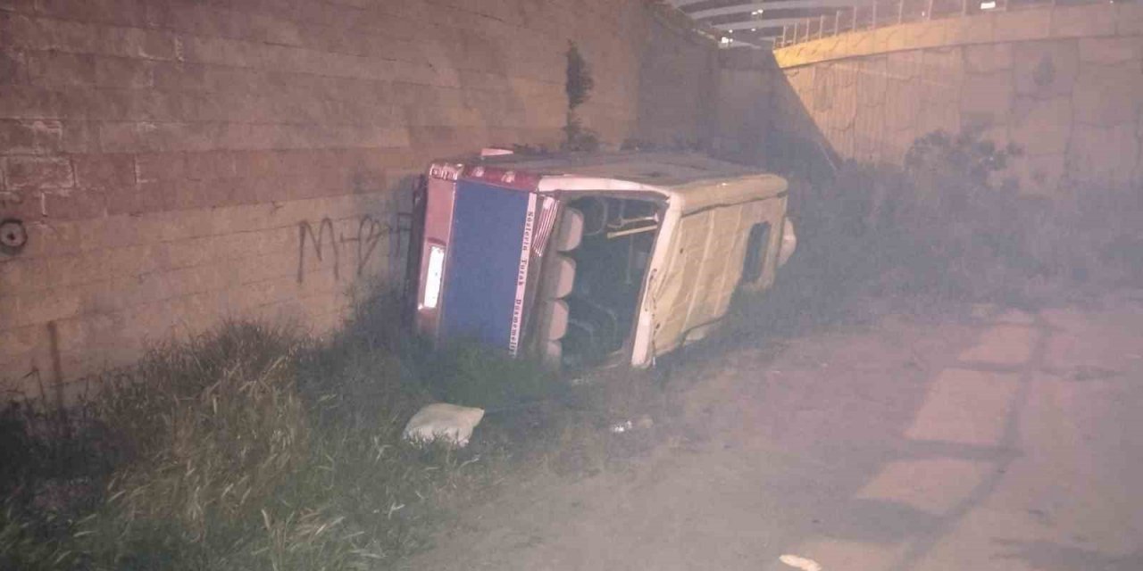 Ümraniye’de minibüs şarampole yuvarlandı: 2 yaralı