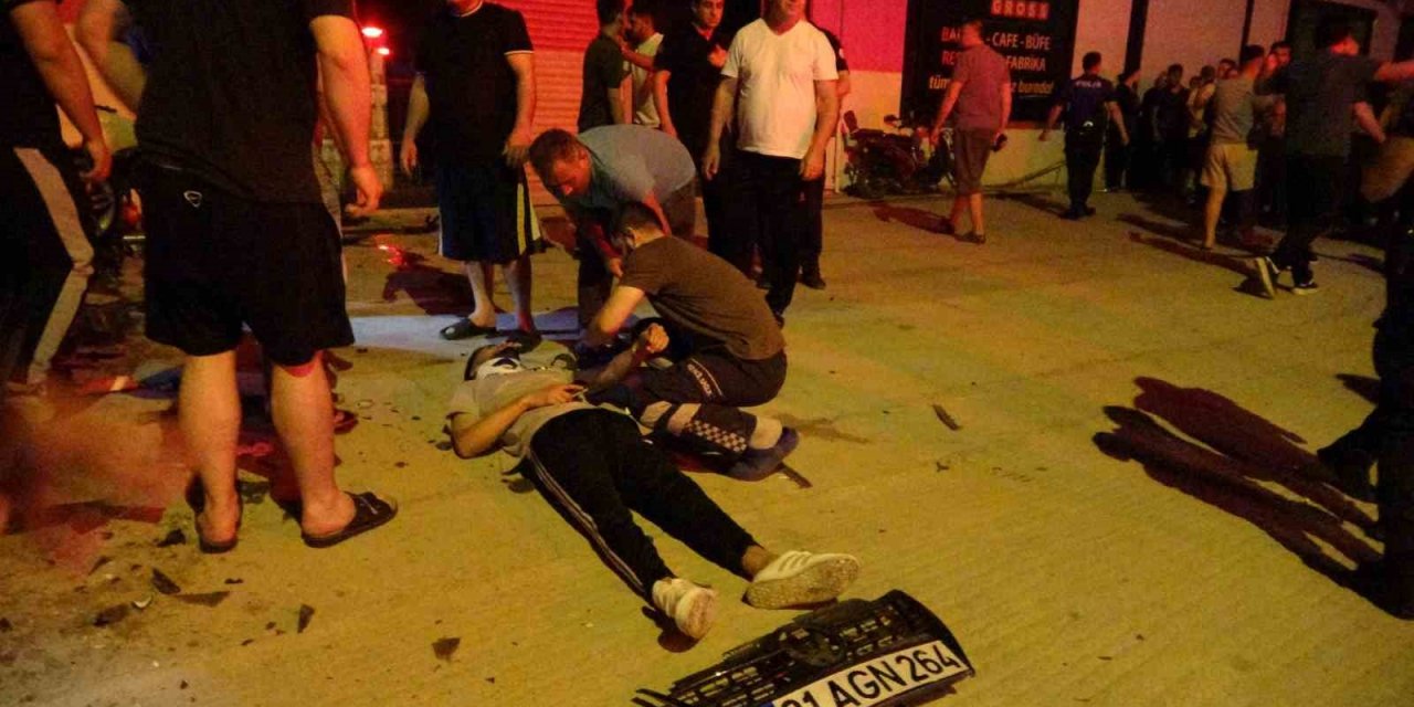 Otomobil market duvarına daldı: 5 yaralı