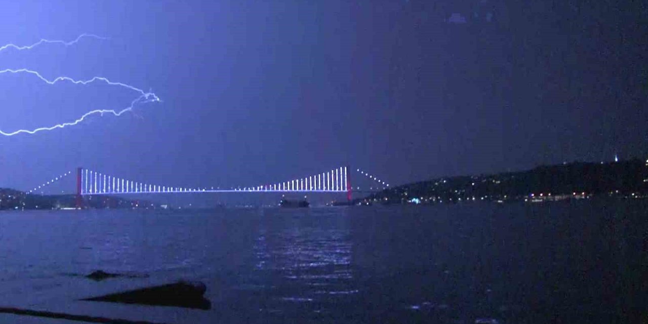 İstanbul’da şimşekler geceyi aydınlattı