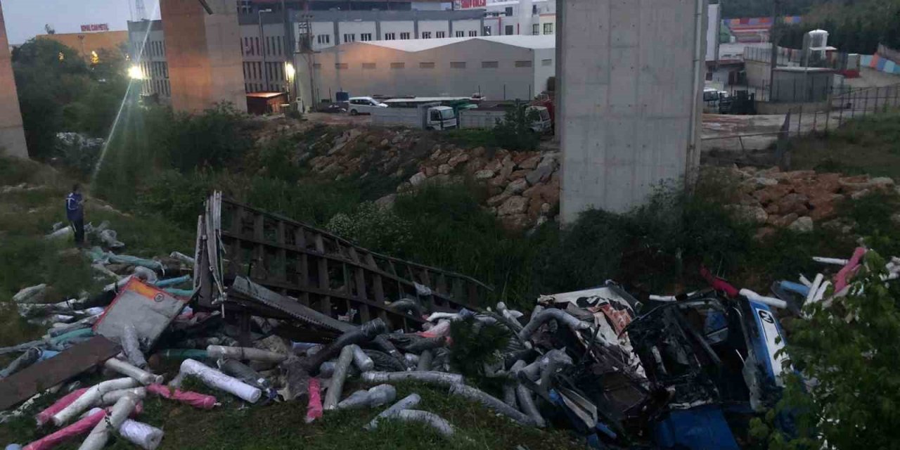 Gemlik’te kontrolden çıkan tır dere yatağına düştü: 1 ölü