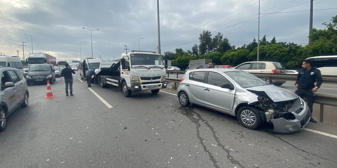 Duran tır zincirleme kazaya sebep oldu