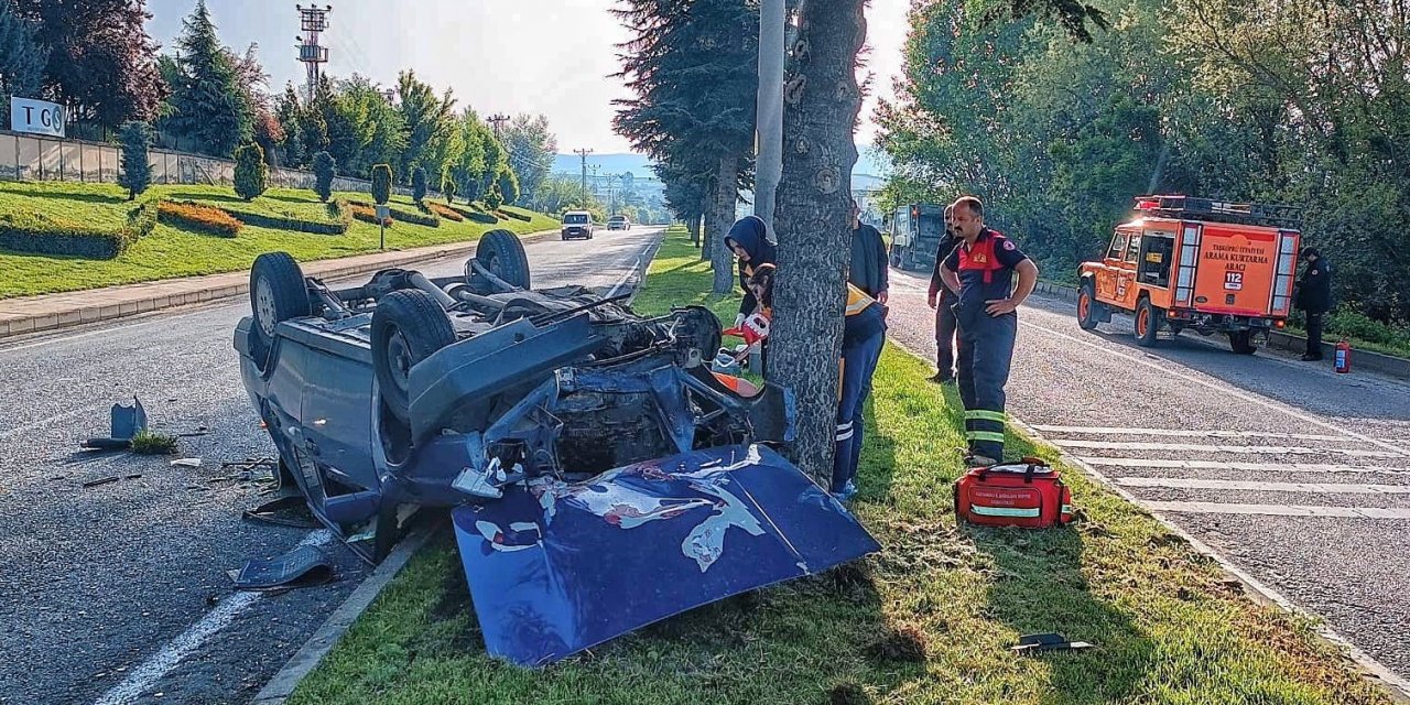 Ağaçlara çarpan otomobil takla atarak durabildi, sürücüsü burnu bile kanamadan kurtuldu