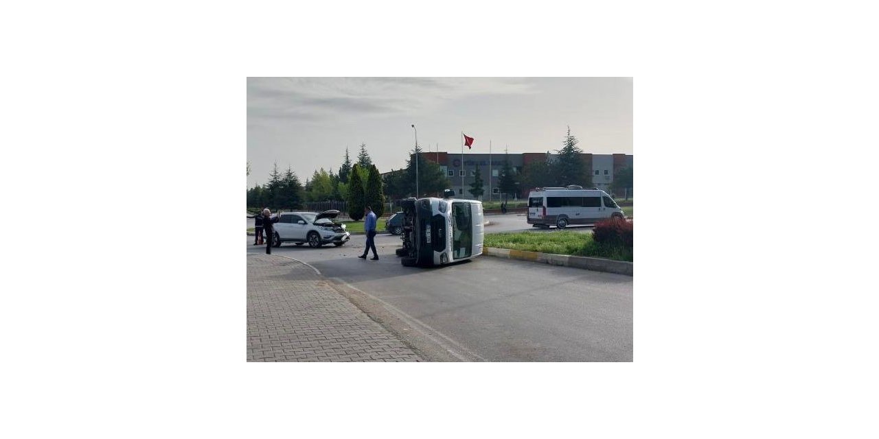 Eskişehir’de işçileri taşıyan minibüs devrildi: 5 kişi yaralandı