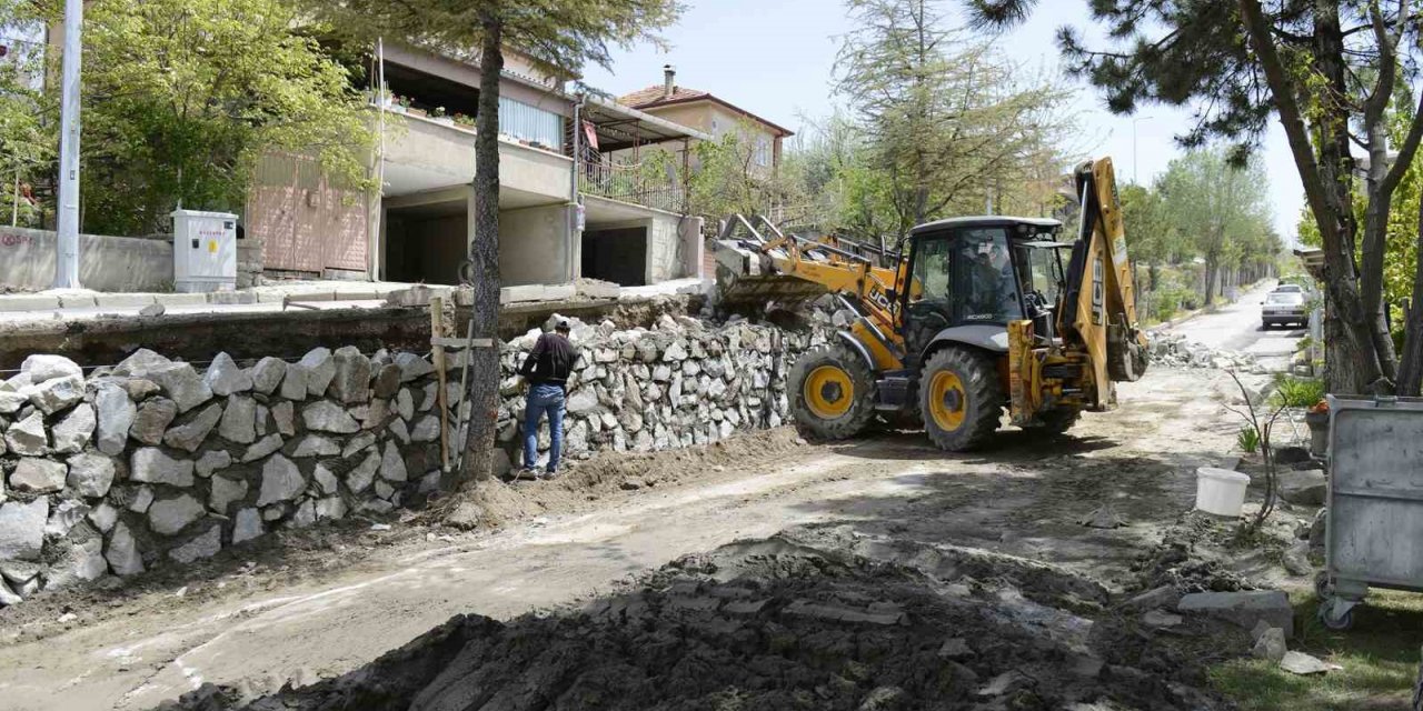 Binbirevler’de tehlike arz eden taş duvar yenileniyor