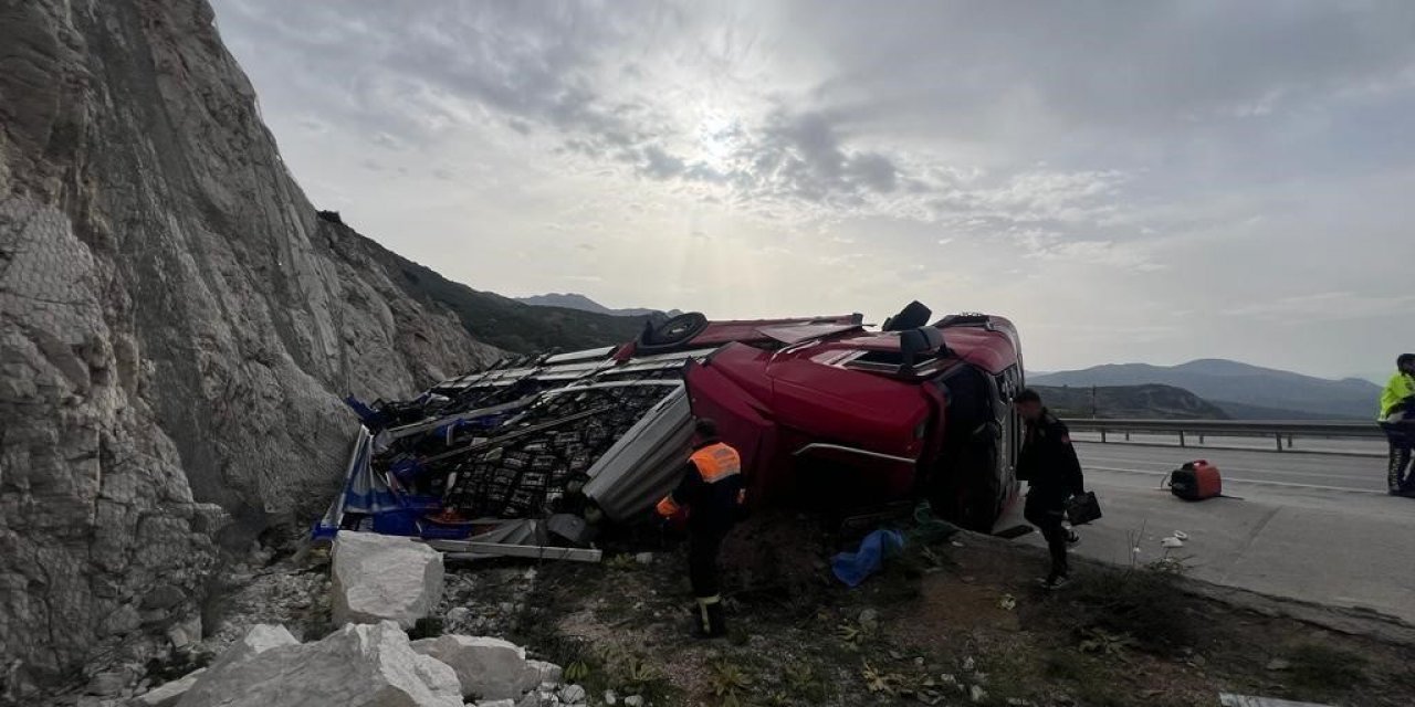 Burdur’da tır şarampole devrildi: 2 yaralı