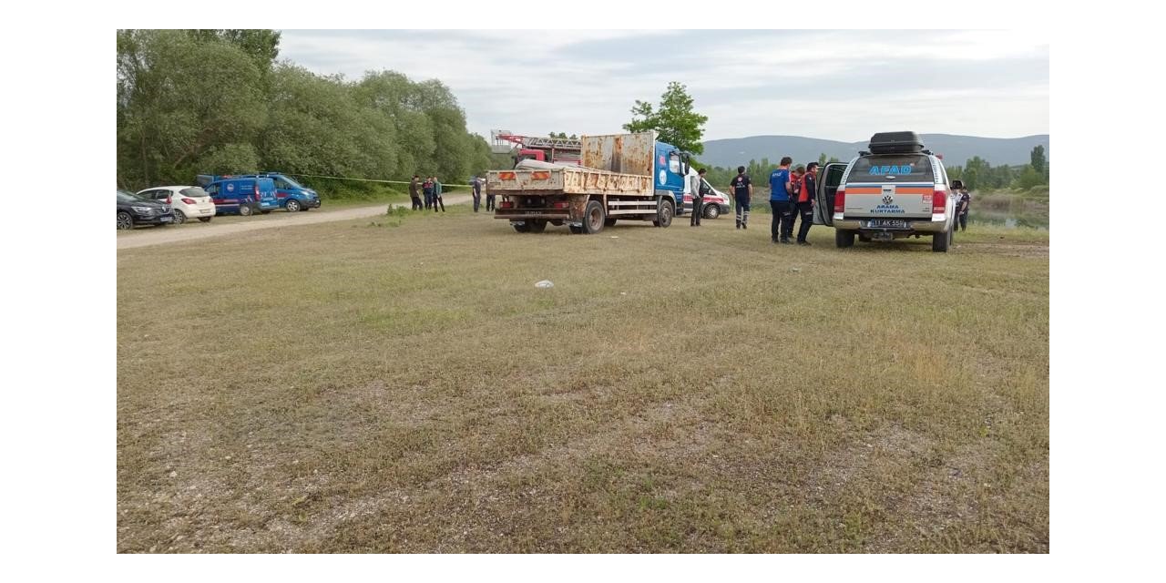 Park halindeki otomobil gölete uçtu: 3 ölü