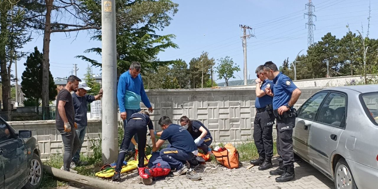 Tamirat için çıktığı direkle beraber yere düştü