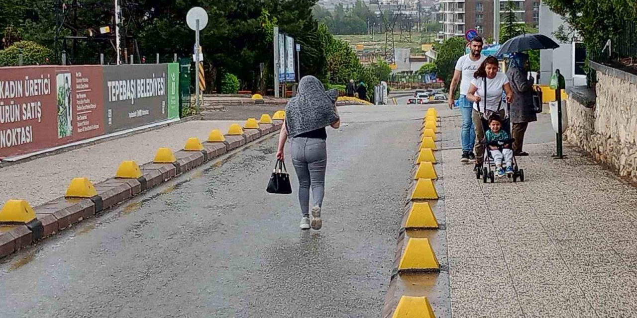 Kuvvetli yağmura vatandaşlar hazırlıksız yakalandı