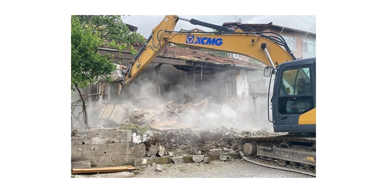 Felaketi yaşayan ilçede yıkılan bina sayısı 120 oldu