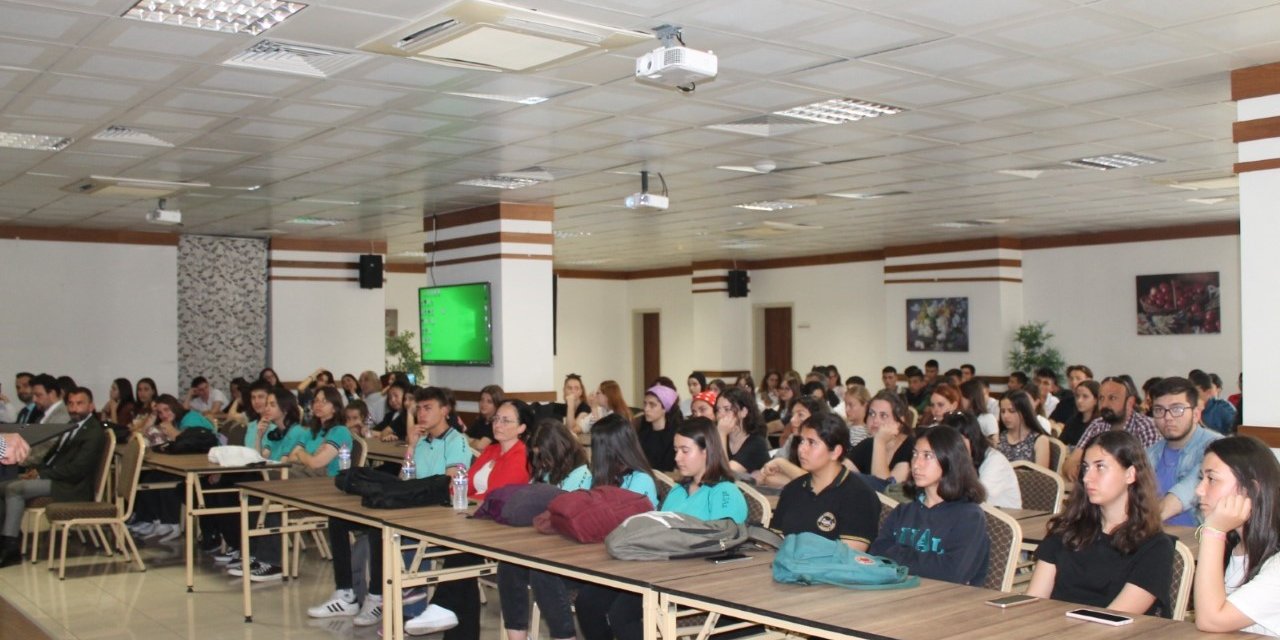 Ayvalık’ta ‘Derste Akademisyen Var Projesi’ hayata geçti