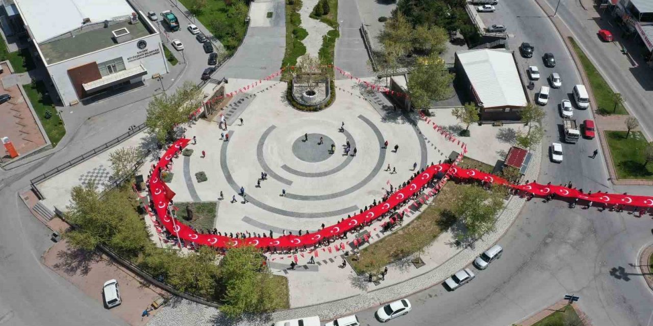 Başkan Büyükkılıç, Hacılar’da vatandaşlarla ve gençlerle buluştu, Türk Bayrağı taşıdı