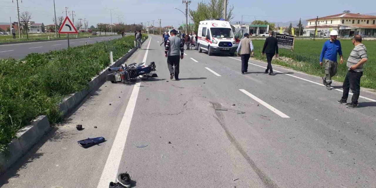 Motosikletle otomobilin çarpıştığı kazada 2 kardeş yaralandı