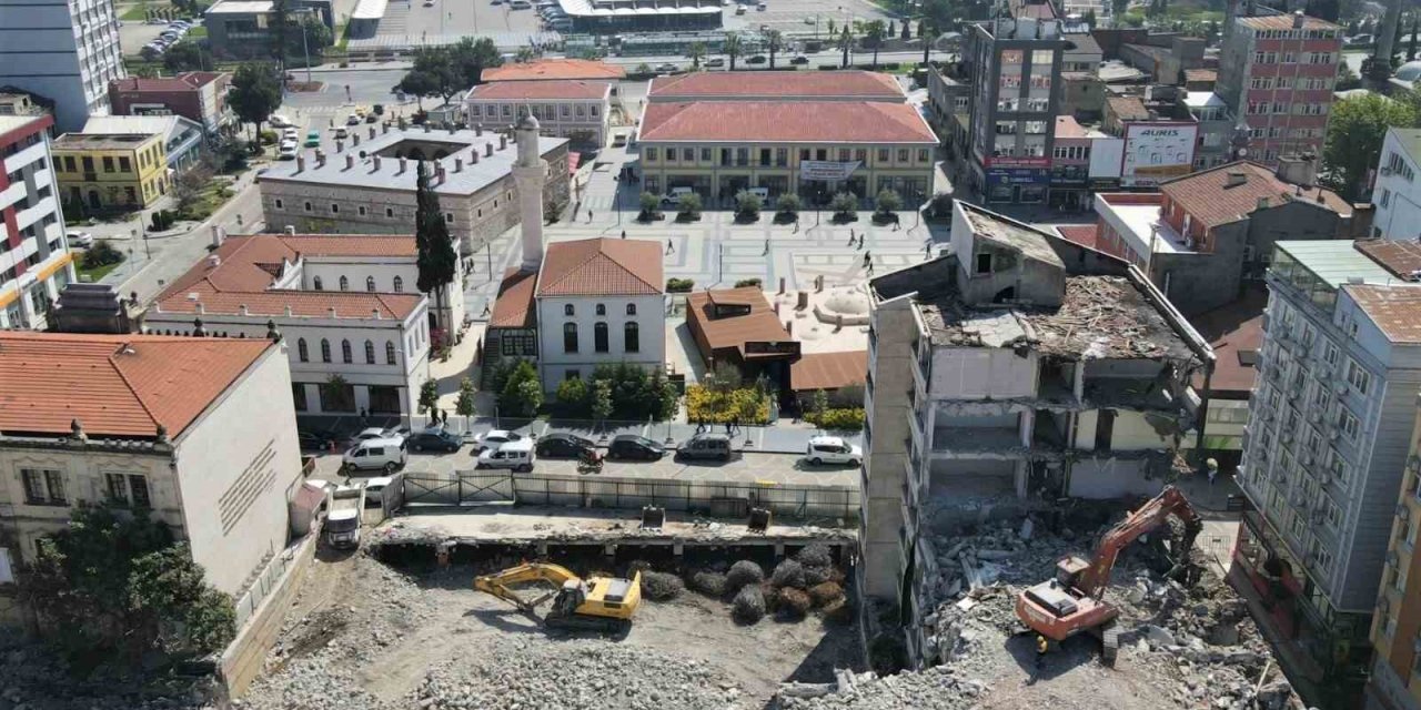 Belediye binasında yıkım çalışmalarında sona gelindi