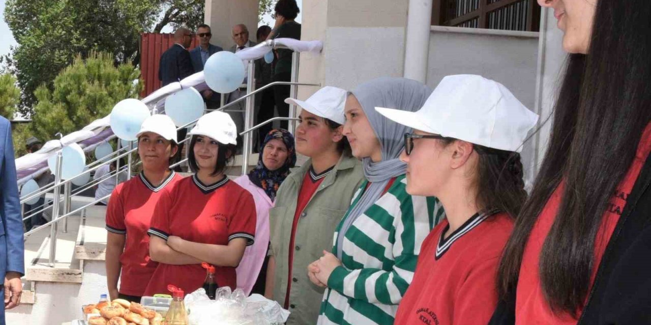 Meslek lisesi öğrencileri yılsonu yardım etkinliğinde ürünlerini sergiledi