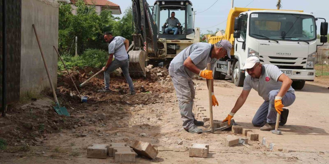 Efeler’in ekipleri yolları yeniliyor
