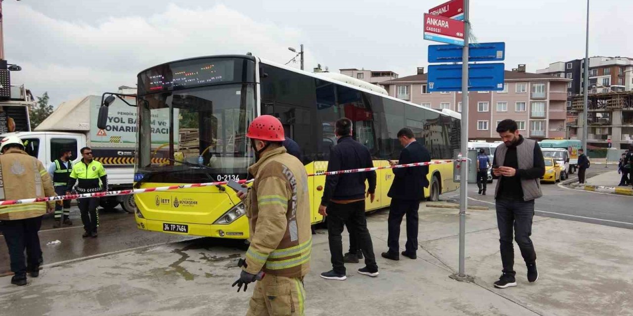 Pendik’te İETT otobüsüyle tır çarpıştı: 5 yaralı