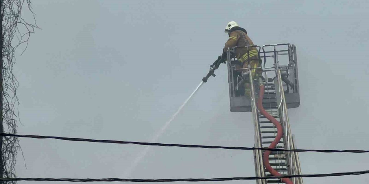 Beykoz’da ahşap bina yanarak kül oldu