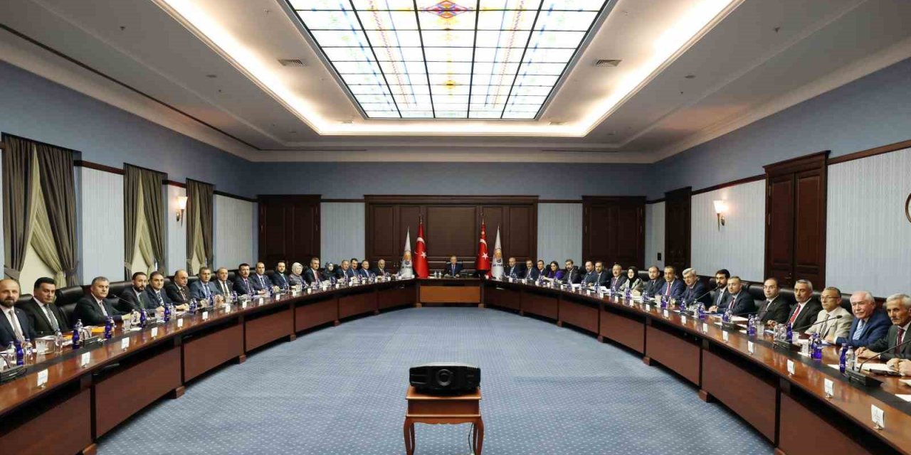 Cumhurbaşkanı ve AK Parti Genel Başkanı Recep Tayyip Erdoğan, Ankara’da parti il teşkilatı ve ilçe belediye başkanları ile bir araya geldi.