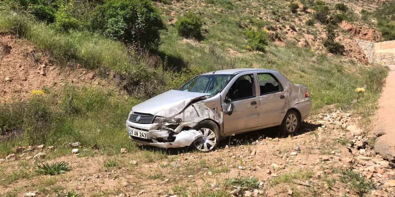 Gümüşhane’de virajı alamayan otomobil kaza yaptı: 1’i çocuk 4 yaralı