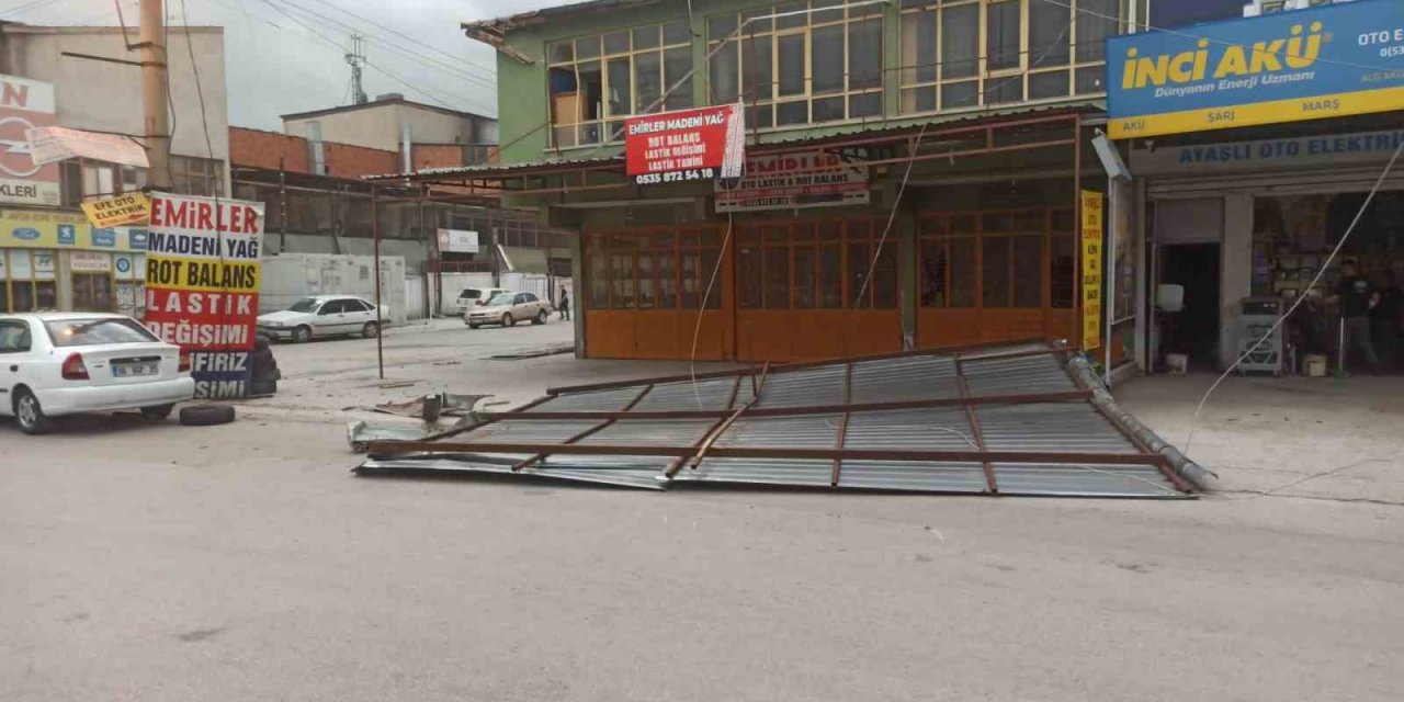 Ankara’da fırtına çatıları uçurdu