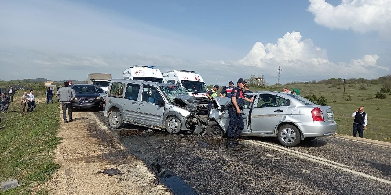 (Düzeltme) Cenaze yolunda kaza yaptılar: 2 ölü, 3 yaralı
