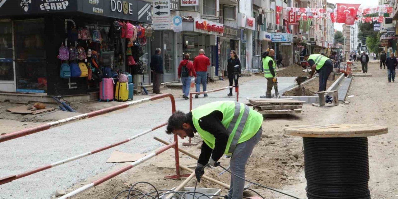 Ali Çetinkaya Caddesi yayalaştırma projesi devam ediyor