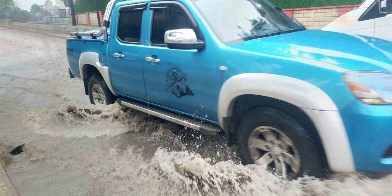 Edirne’de sağanak etkili oldu, yollar kısa sürede göle döndü