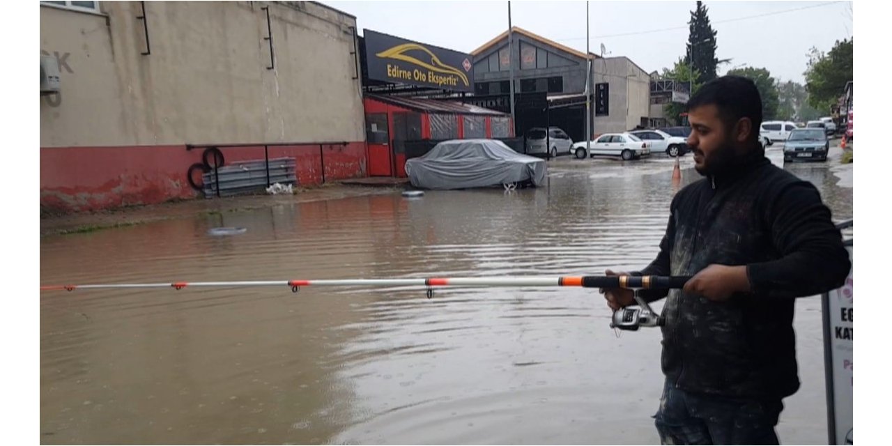 Edirne’de araçlar mahsur kaldı, vatandaş göle dönen yola olta attı