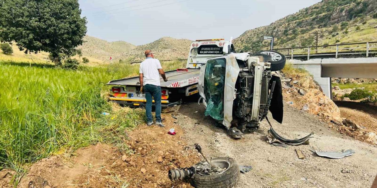 Nusaybin’de hafif ticari araç takla attı: 2 yaralı