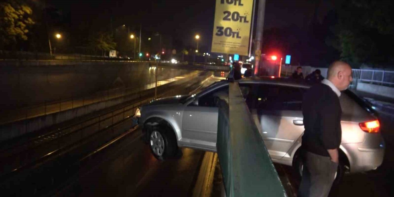 Bursa’da kontrolden çıkıp bariyerlere saplanan otomobil 5 metre yükseklikte asılı kaldı