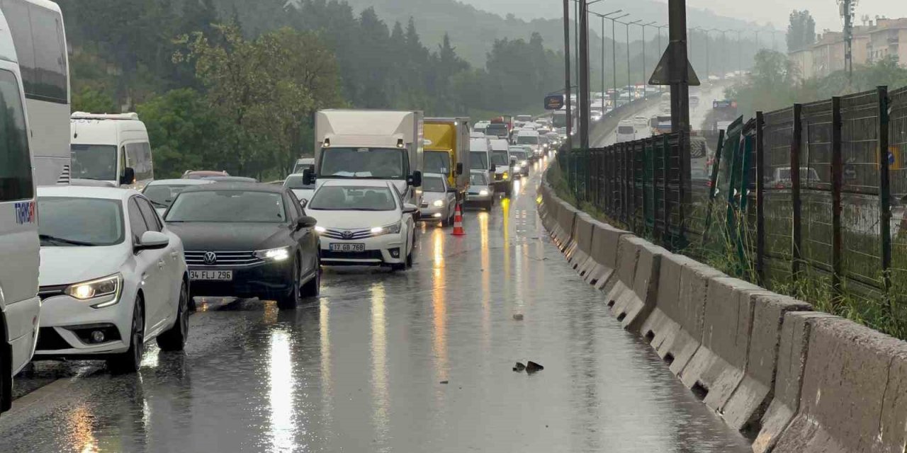 Kartal’da su birikintisinden ötürü kontrolden çıkan araç takla attı