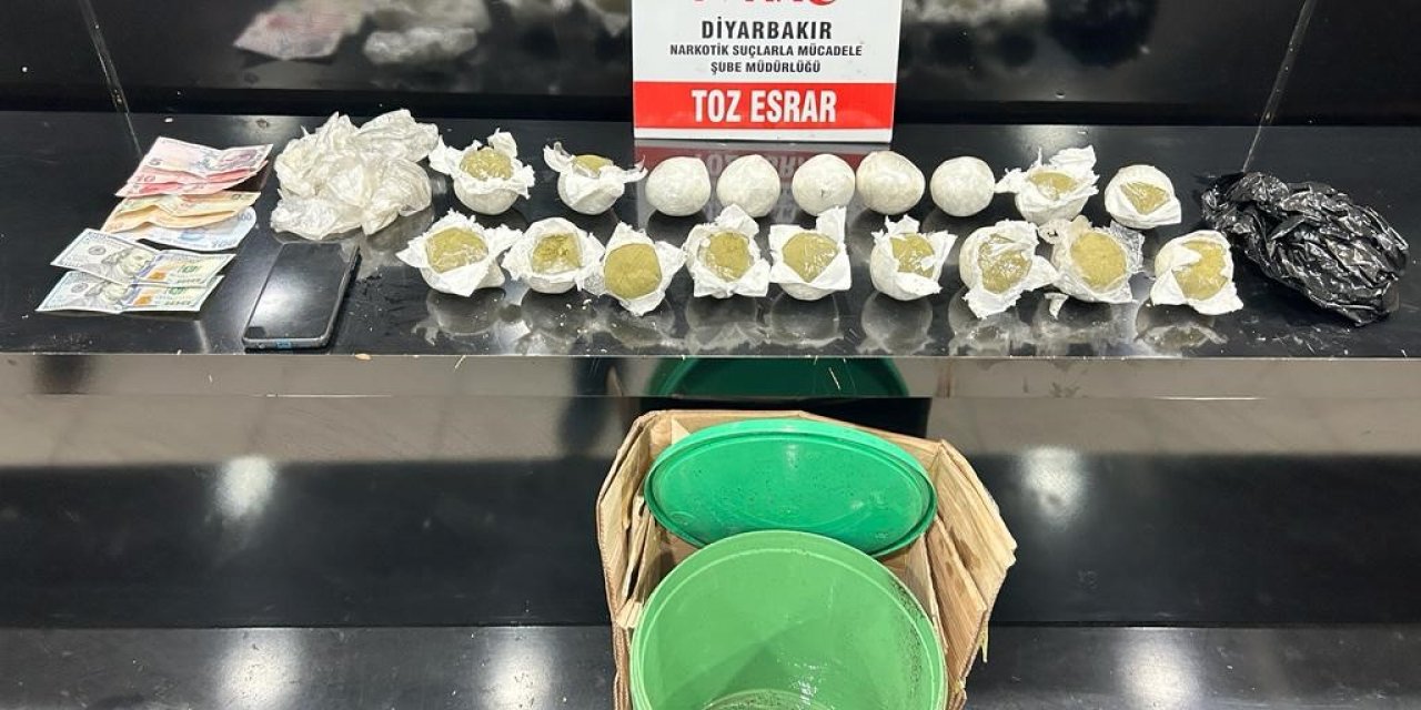 Üstü baklava ile kapatılmış tatlı kutularının içinden uyuşturucu çıktı