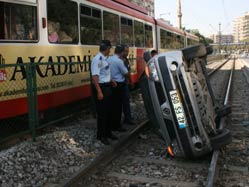 Tramvay yoluna devrildi