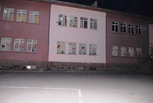 Yıkılacak okul eğitim veriyor!