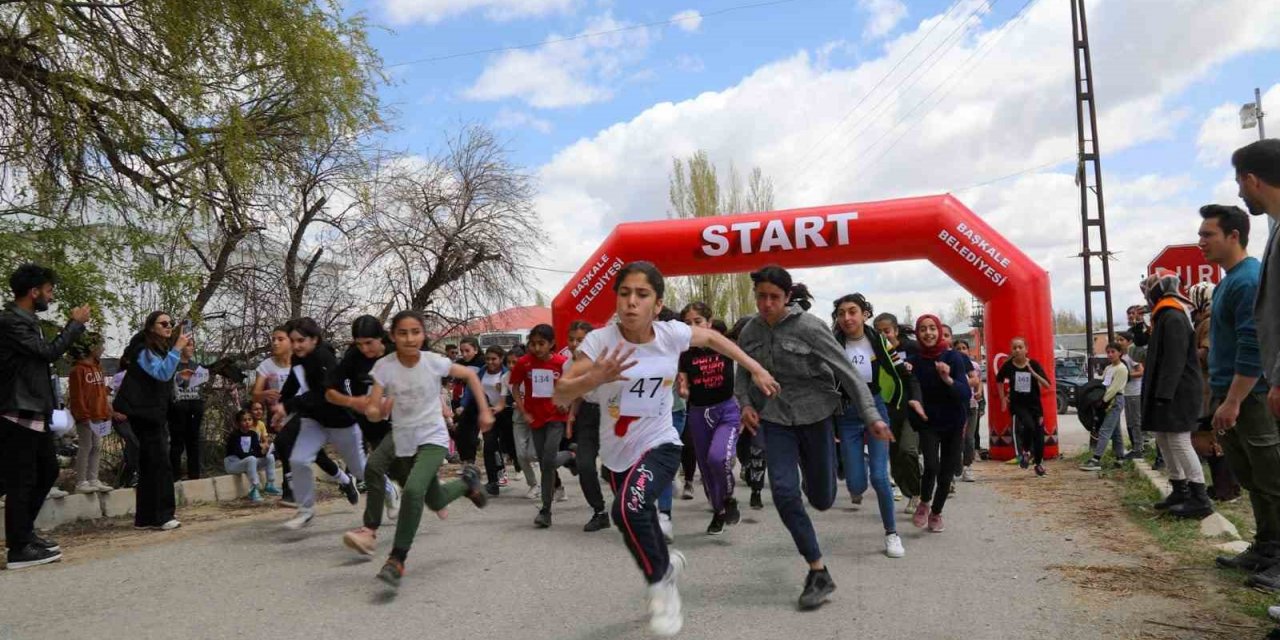 Başkale’de ‘Okullar Arası Kros Yarışması’ yapıldı