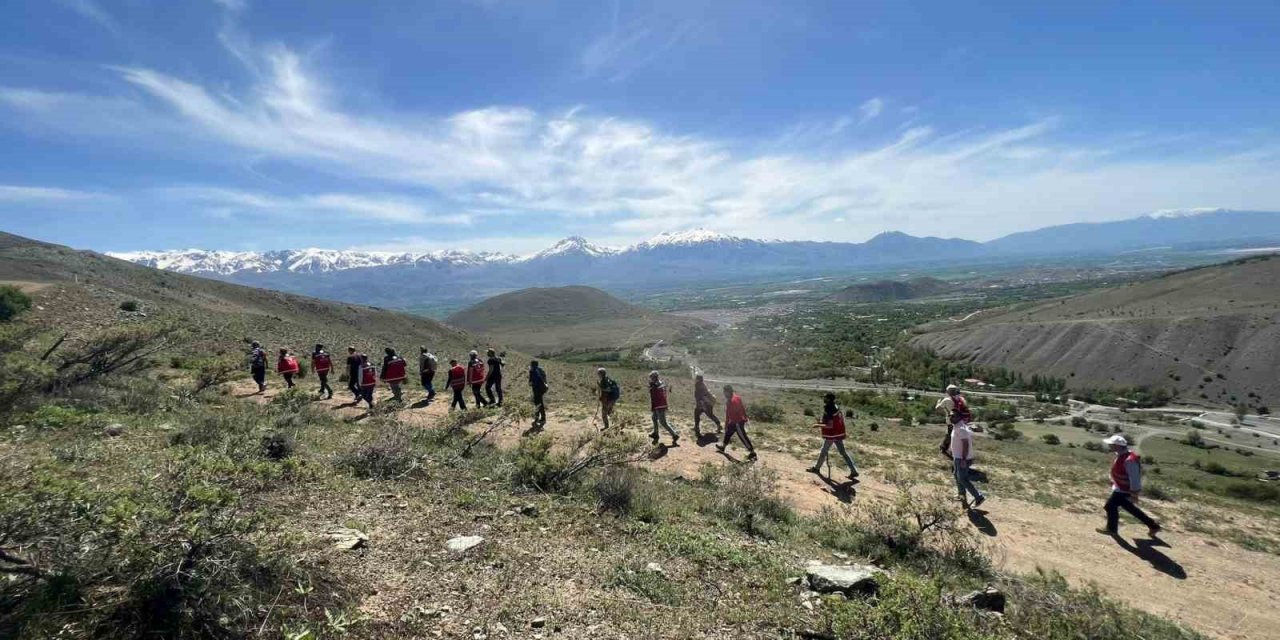 Öğretmenler 19 Mayıs için yürüdü