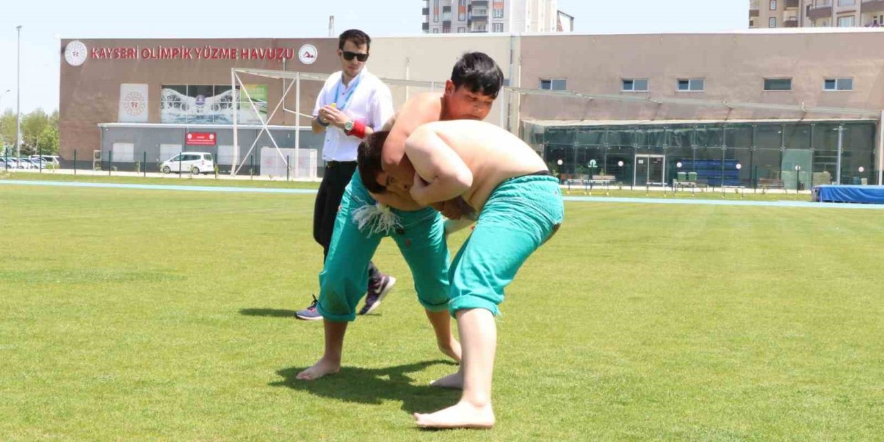 Gençlik Haftası’nda karakucak güreşleri düzenlendi