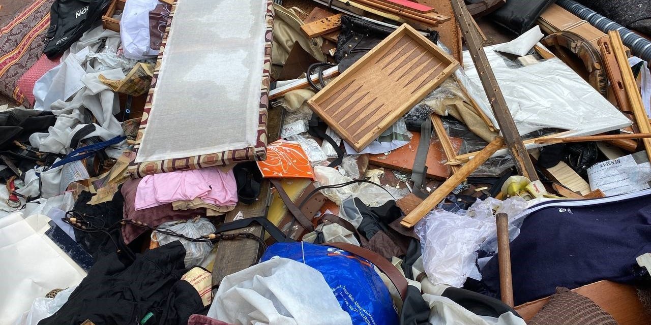 Ölen babalarının eşyalarını balkondan attılar