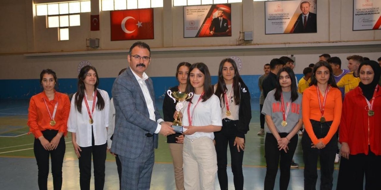 Şemdinli’de dereceye giren öğrencilere ödülleri verildi